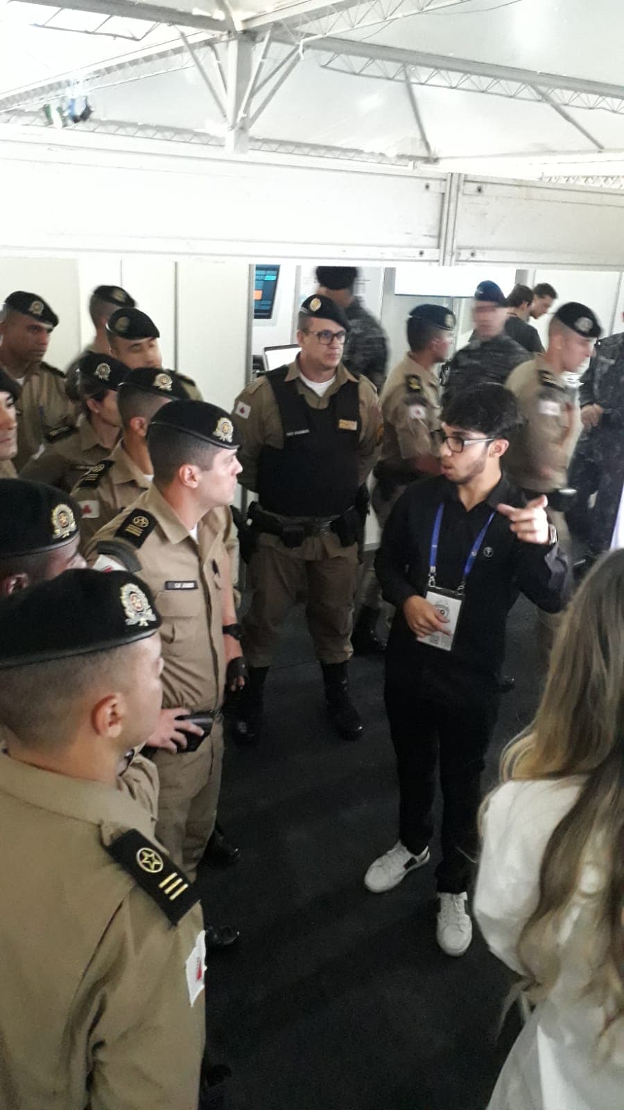 Foto minha de quando eu tinha 15 anos e estava fazendo uma apresentação para policiais em Belo Horizonte.